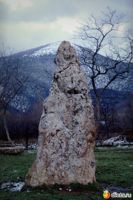 Менгир скельский. Вершины менгира и горы Чуваш-Кой совпадают, альбом: Мегалиты Крыма
