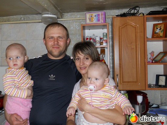 Дочь Юля с супругом Алексеем и двойняшки Злата и Василиса, альбом: Я и моя семья
