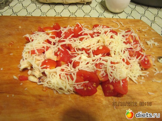 нарезаем помидорки, чеснок и натираем сыр., альбом: очень вкусные рулетики из баклажанов .
