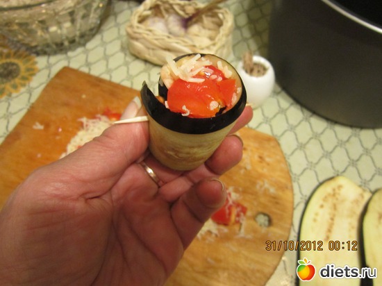 и начиняем овощами плотно,закалываем рулетик зубочисткой., альбом: очень вкусные рулетики из баклажанов .