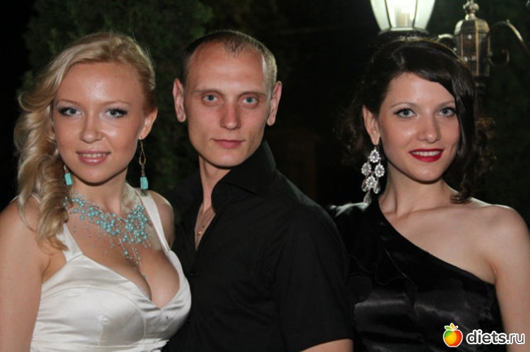 Невестка,сынок,дочка...а где зятек?Он фоткает..))))), альбом: Я и моя семья.