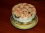 Слоеный салат с креветками и персиками
