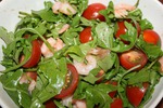 Салат с рукколой, помидорами черри и креветками