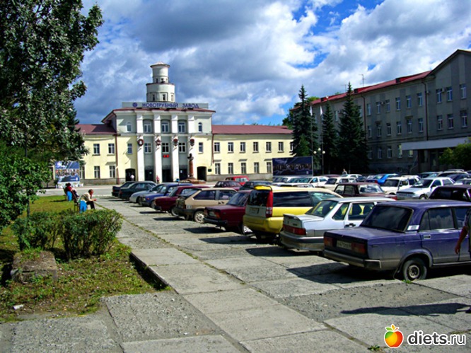 Центральная проходная Новотрубного завода, альбом: Есть город на карте уральской...