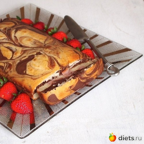 Воздушный мраморный пирог с клубничным соусом, альбом: Коллекция рецептов