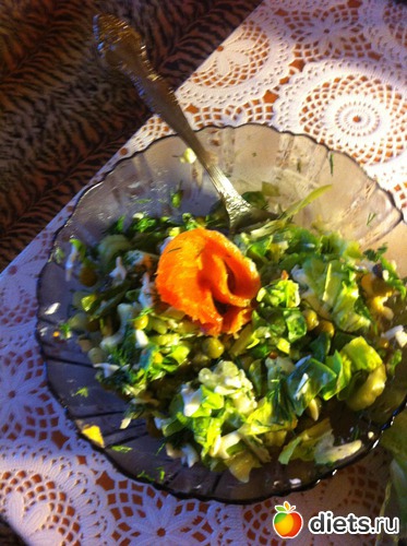 Состав: сельдерей (30 г), салатные листья -55 г, укроп - 15 г, 1 яйцо (потереть), горошек консервированный - 80 г., альбом: Блюда на ура