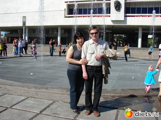 Мой муж со своей сестренкой - площадь 100-летия Ленина Мемориал, альбом: я и мой город