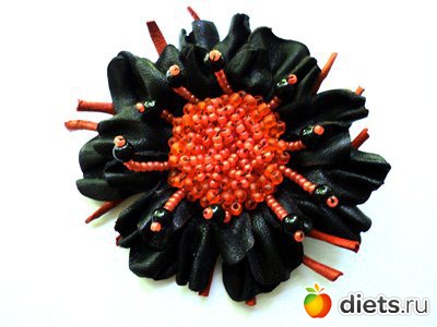 брошь-цветок из кожи и бусин