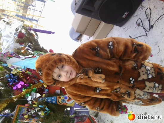 8 фото: Елка во дворе