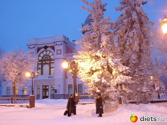 на фоне краеведческого музея в Ульяновске на Венце, альбом: я и мой город