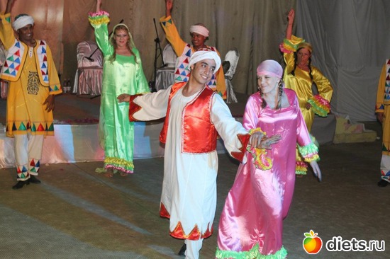 Май 2012, Люксор, Египет. Я в центре, фольклорный нубийский танец, альбом: Танцы