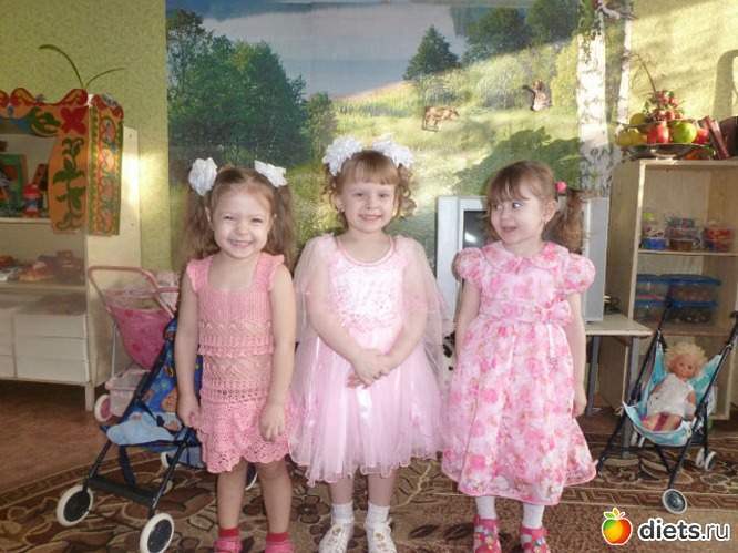 перед утренником, посвящённым 8-му марта, моя доча в вязанном платьице-сарафанчике, альбом: Моё вязание, моё хобби