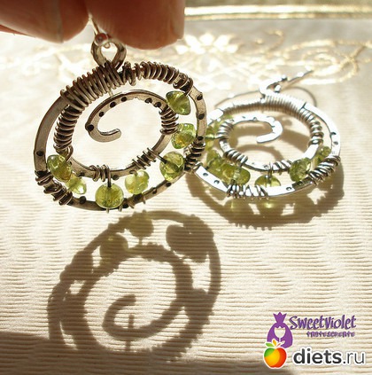 "Бахчисарайский фонтан" Серьги из серебра и хризолита. Навеяно работой :)