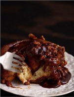 Липкие булочки с корицей и грецкими орехами