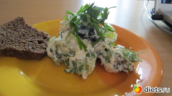 Белковый салат (куриная грудка/маринованный огурчик/чернослив/йогурт/майонез/, альбом: Мои рецепты// Фото-меню