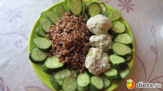 Обед: куриные фрикадельки, греча, огурец, альбом: Мои рецепты// Фото-меню