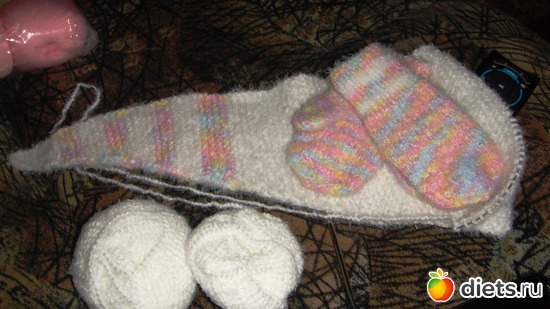 Варежки и недовязанный бактус для внучки, альбом: Мои вязалочки