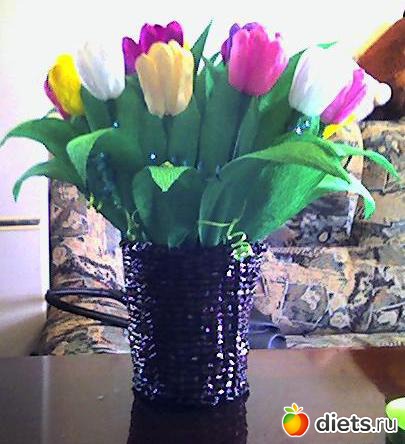 Ваза с тюльпанами (плетение из бумажной лозы, цветы-гофробумага)