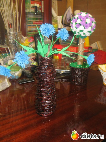 Плетеная ваза (газетная лоза), васильки-гофрированная бумага, альбом: Мое хобби-работа РУКОДЕЛИЕ-плетение из бумажной лозы