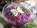 Свекольный салат с маринованными огурцами.На 100г. – 45,5ккал.