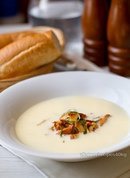 Чесночный крем-суп с лисичками • 100 г 60 ккал • Б 2.8 • Ж 4.4 • У 2.3 •