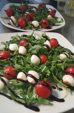 Салат капрезе с рукколой