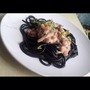 Спагетти с чернилами каракатицы и морепродукты в слив. соусе)