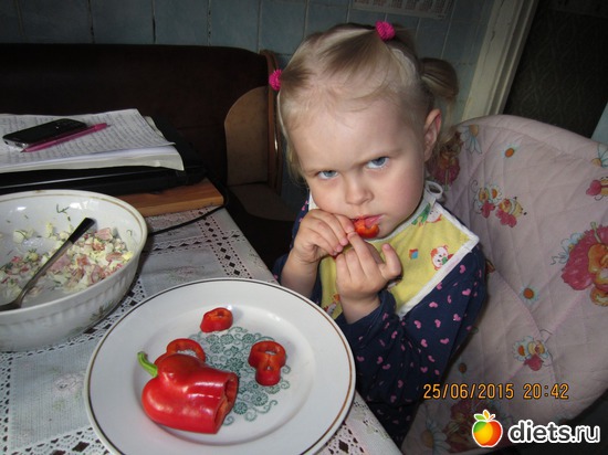 Почти весь одна съела. Маме два колечка и папе одно., альбом: Мой первый перчик!