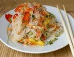 Фунчоза с овощами и грибами. Китайское блюдо фунчоза с овощами и грибами очень популярное в китайских ресторанчиках. Фунчоза — это китайские макароны из рисовой муки. Такие рисовые макароны считаются диетическим продуктом, они легко усваиваются, поэтому и