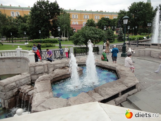 2 фото: прогулка по Москве.