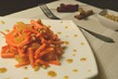просто бомбовский салатик, в котором содержится огромное количество витаминов, микро и макроэлементов. На вкус он просто потрясающий, сочетание апельсина, моркови и орехов в сочетании с соусом дает ошеломляющий результат.