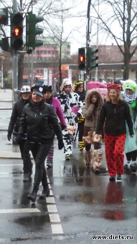 2 фото: карнавал в городе)))