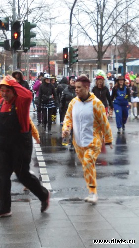 3 фото: карнавал в городе)))