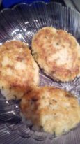 Картофельные котлеты с зеленью и творожным сыром.
