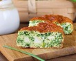 пирог с зеленым луком, курицей и сырной корочкой