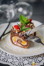 Шоколадный рулет с творожным кремом и фруктами. Вкусная коллекция