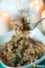 Витаминный пикантный салат с черной редькой, клюквой и говядиной. Вкусная коллекция