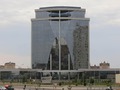 Не знаю, что за новостройка. Но красивая. Люблю много стекла и зеркала. В общем, это всё - окрестности музея.