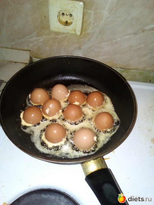 Зачем яйца в блинах. Жареные яйца в скорлупе. Сковородка для яиц. Жареные яйца на сковороде. Яйца в скорлупе на сковороде.