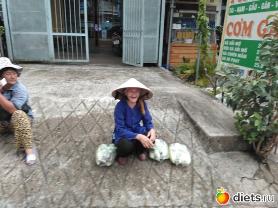 Вьетнамская бабулька предлагает купить кукурузу, альбом: Вьетнам январь 2018 год....