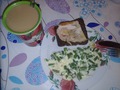 Завтрак: омлет со стручковой фасолью, хлеб + куриный рулет, кофе с молоком.