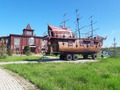 зесь нас встретил настоящий пират. Джек-Воробей.