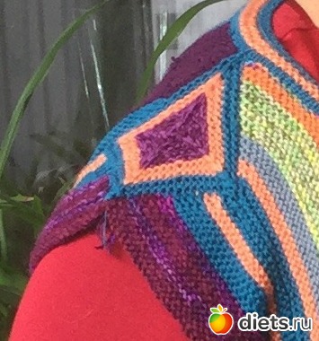 стык спинки и полочки на плече