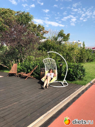 а тут и смех и грех. когда села в кресло, оно коснулось земли((стыдоба, альбом: опять 95 ((