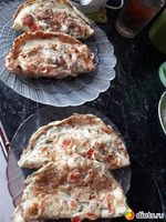 Яичные блинчики с сыром, мясом, зеленью и помидорами