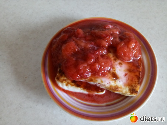 Жаренный на кокосовом масле адыгейский сыр с соусом из замороженной клубники, альбом: Кето-кулинария.