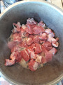да, у меня есть настоящий казан, в нём и жарим мясо для плова