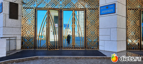 мы с Наташкою в дверях, сейчас войдём в музей, альбом: Национальный музей РК