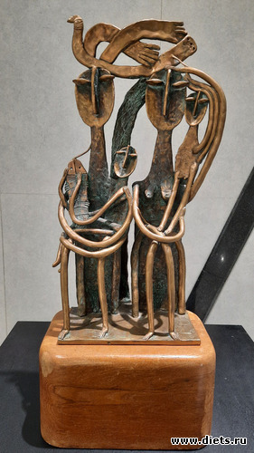 Семья с птицей, альбом: Национальный музей РК