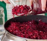 Свекольная икра, остренькая и сочная.